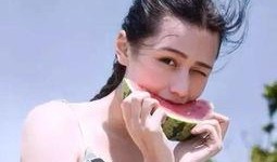 关于娱乐吃瓜的头像女